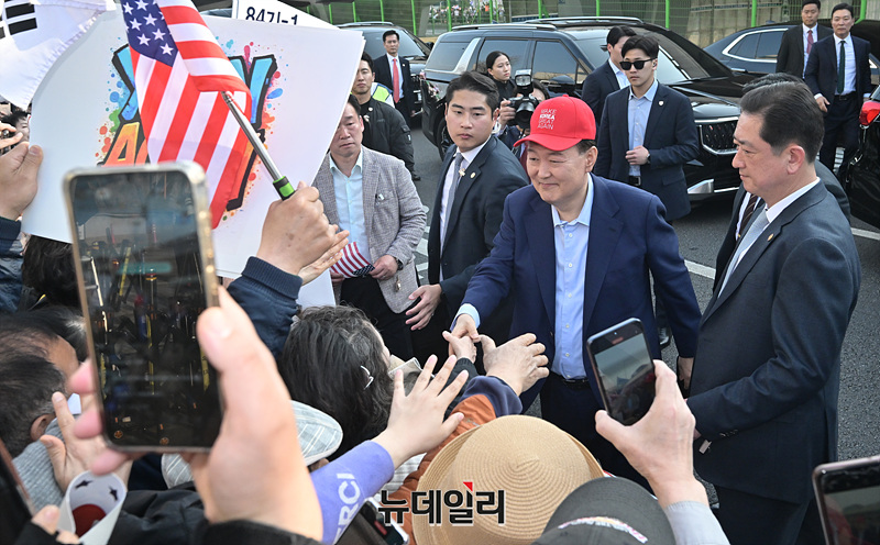 ▲ 윤석열 전 대통령이 파면 일주일만인 11일 오후 서울 한남동 관저를 떠나 아크로비스타 사저로 이동하며 MKGA(Make Korea Great Again) 문구가 적힌 모자를 쓰고 지지자들에게 인사를 나누고 있다. ⓒ서성진 기자