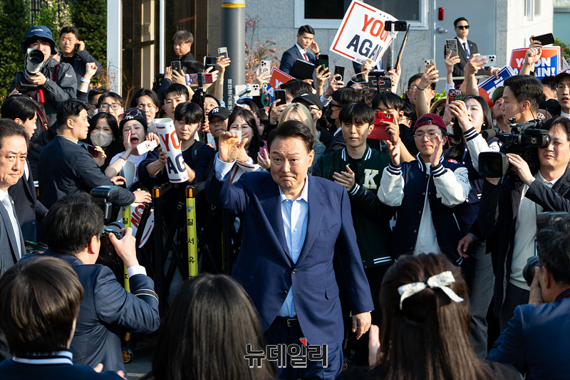 ▲ 윤석열 전 대통령이 파면 일주일만인 11일 오후 서울 한남동 관저를 떠나 아크로비스타 사저로 이동하며 지지자들에게 인사를 나누고 있다. ⓒ서성진
