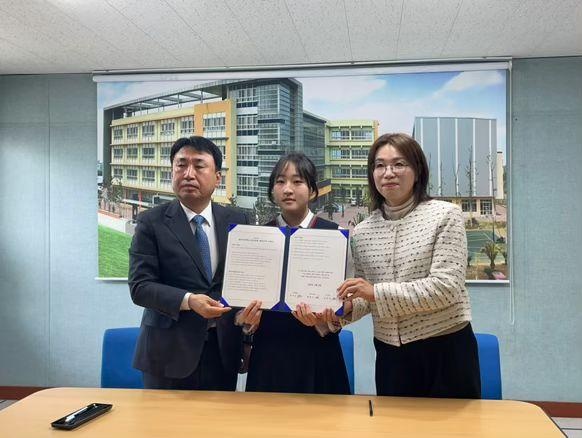 ▲ 지난 9일 제주서중학교의 교육 3주체 대표가 ‘학교문화 책임규약 서명식’후 기념촬영을 하고 있다. ⓒ제주특별자치도교육청 제공