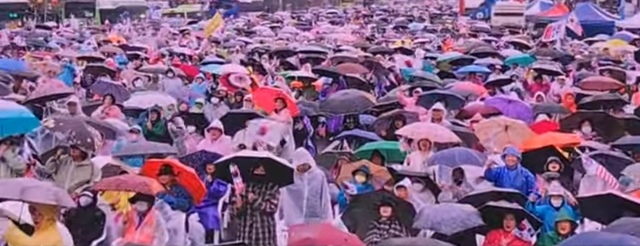 ▲ 12일 오후 서울시 종로구 이승만광장에서 열린 '국민저항권 국민대회'에 참석한 인파. 출처=성령과부흥BRCMtv 유튜브 채널 갈무리ⓒYoutube