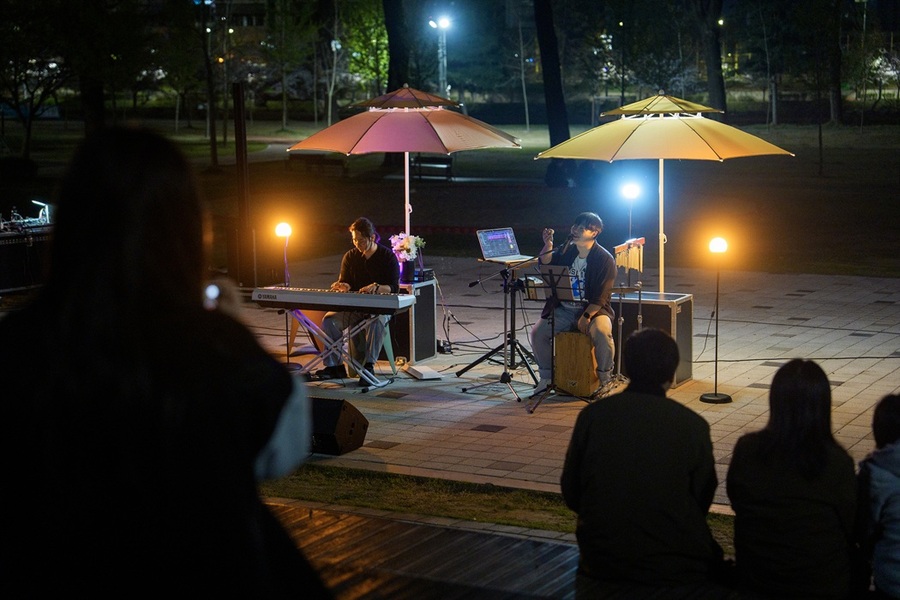 ▲ 증평군이 11일 보강천미루나무숲에서 올해 첫 ‘벚꽃 맞이 버스킹’ 공연을 진행했다.ⓒ증평군