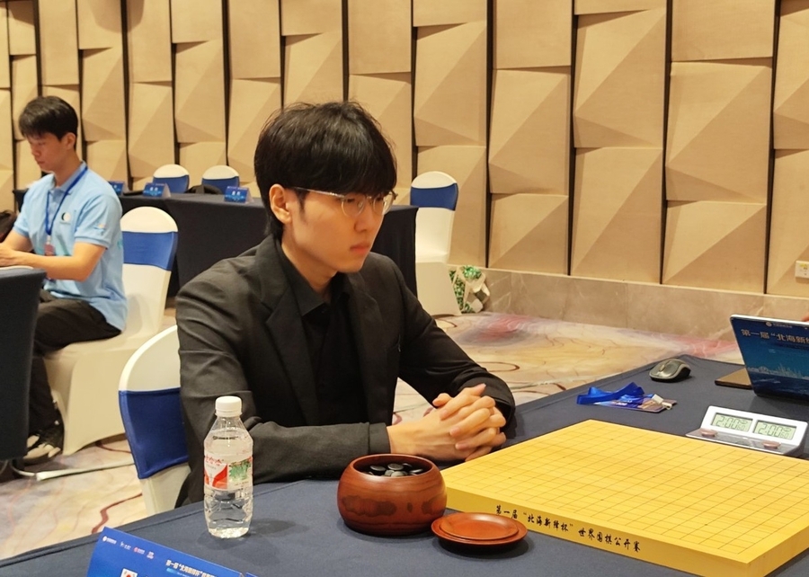 ▲ 신진서 9단이 북해신역배 16강에서 중국 저우루이양 9단을 꺾고 8강에 진출했다. 한국 선수 중 유일하게 8강에 올랐다.ⓒ한국기원 제공