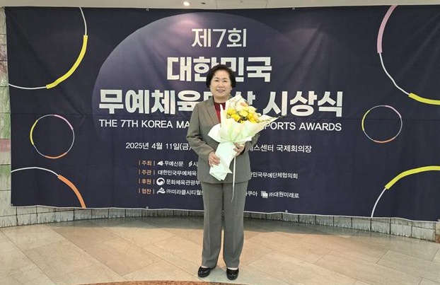 ▲ 지난 11일 대한민국 무예체육대상 시상식에서 금상을 받은 김옥수 충남도의원이 기념촬영을 하고 있다.ⓒ충남도의회