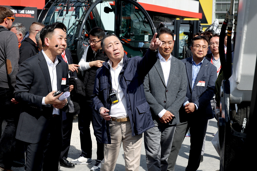 ▲ 박정원 두산그룹 회장(왼쪽 두 번째)이 독일 건설기계 전시회 ’바우마 2025’를 찾아 두산밥캣 부스를 유심히 살펴보고 있다ⓒ두산