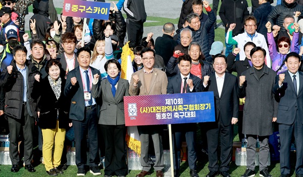 ▲ 조원휘의장이 안영생활체육단지에서 열린 ‘제10회 대전시축구협회장기 동호인 축구대회’에 참석해, 안전한 대회 운영과 생활체육 활성화를 위한 인프라 확충을 약속했다.ⓒ대전시의회