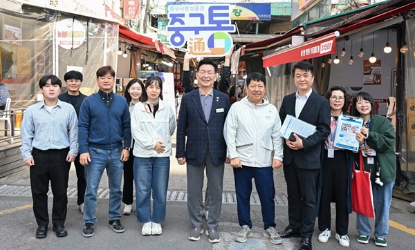 ▲ 김제선 구청장은 11일 첫 일정으로 태평시장을 방문해 내년 상반기 출시 예정인 지역화폐 ‘중구 통(通)’의 가맹점 모집을 소개하고 지역상인들과 만났다.ⓒ중구