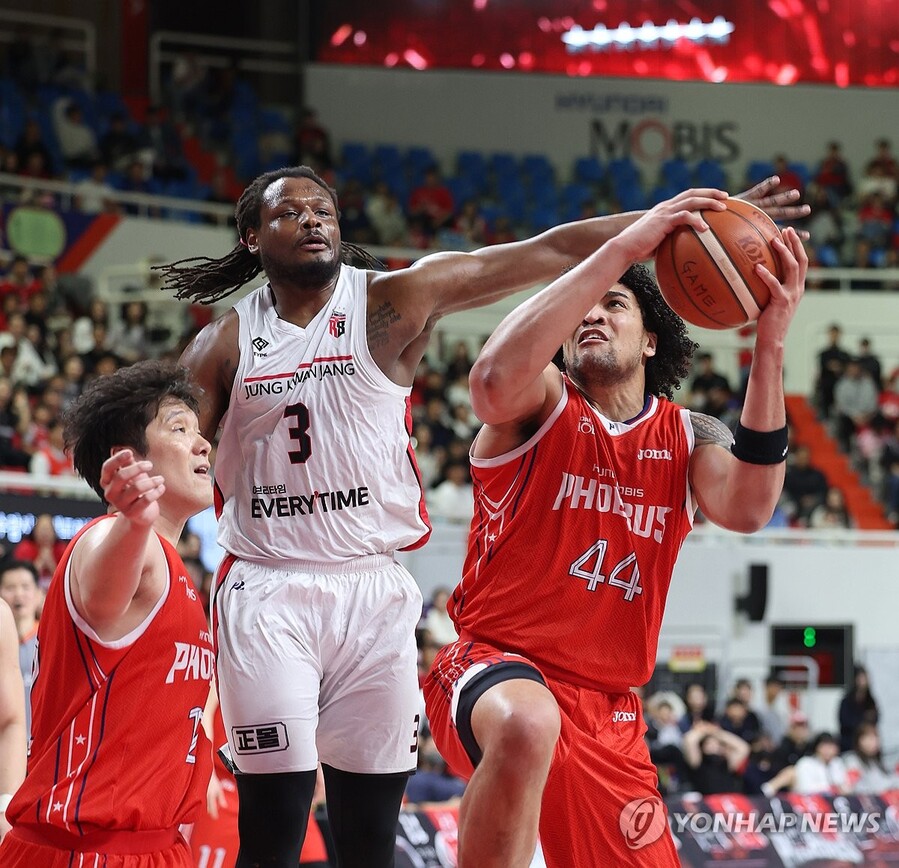 ▲ 현대모비스가 6강 PO 1차전에서 정관장을 잡으며 4강 진출의 유리한 고지를 점했다.ⓒ연합뉴스 제공