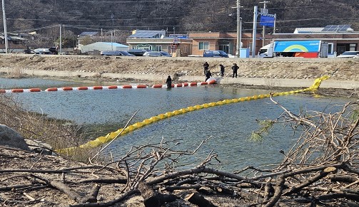 ▲ 경상북도는 최근 안동시, 의성군, 청송군, 영양군, 영덕군 지역에서 발생한 대형산불로 인한 지방하천의 수질오염 최소화를 위해 오탁방지막 설치비 2억 5천만 원을 긴급 지원했다.ⓒ경북도