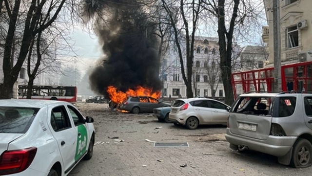 ▲ 러시아 미사일 공격을 받은 우크라이나 수미주의 현장 모습. 250413 사진=블라디미르 젤렌스키 우크라이나 대통령 엑스 갈무리. ⓒ연합뉴스