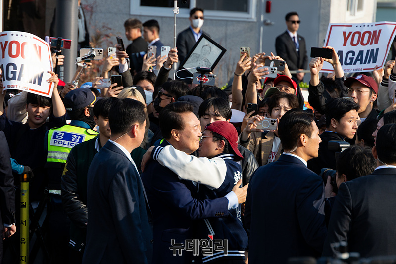 ▲ 사저에 도착한 윤석열 대통령이 기다리던 청년들과 포옹하고 있다. 이를 보고 비통해하는 사람과 이른바 중도확장에 걸림돌이라며 치워버려야 한다고 말하는 사람. 어떻게 하나의 흐름으로 묶어낼 수 있을까. ⓒ 서성진 기자