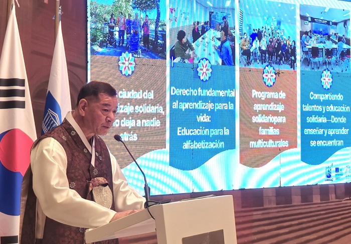 ▲ 최원철 충남 공주시장이 최근 멕시코 산루이스 포토시에서 열린 ‘2025 라틴아메리카 학습도시 축제’에 공식 초청돼 평생교육 우수사례를 발표하고 있다.ⓒ공주시