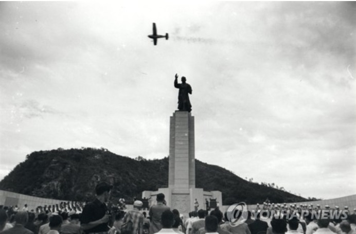 ▲ 1956년 8월15일 남산에서 열린 이승만대통령 동상 제막식. 이 동상은 '이승만대통령 83회탄신축하위원회(회장 이기붕)가 1955년 개천절에 일제식민지배의 상징인 남산의 일본 신궁을 헐고, 그 자리에 건국대통령 동상 건립을 착공하여 이듬해 광복절에 완공, 제3대 대통령에 취임하는 이승만에게 바친 '독립의 상징'이었다. ⓒ연합뉴스