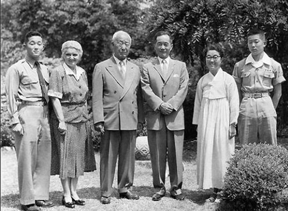 ▲ 82세 이승만 대통령이 1957년 3월 이기붕 국회의장의 장남 이강석을 입양한 뒤 두 가족이 기념사진을 찍었다. 왼쪽부터 이강석, 프란체스카 여사, 이승만 대통령, 이기붕. 부인 막마리아와 둘째아들.