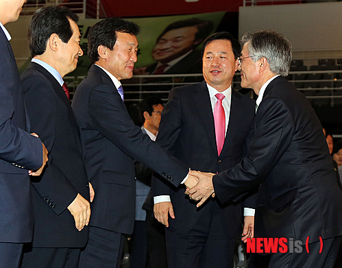 ▲ 2012년 경기 고양체육관에서 열린 제18대 대선 후보자 선출을 위한 서울 지역경선 합동연설회에서 최종 대선후보로 선출된 문재인 전 대통령이 수락연설을 마치고 내려와 손학규 후보와 악수하고 있다. 문 전 대통령은 당시 경선 투표에서 13연승을 했다. ⓒ뉴시스