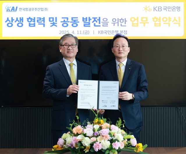 ▲ KAI와 KB국민은행이 1조 원 규모 금융 파트너십을 체결했다. (왼쪽 KAI 강구영 사장, 오른쪽 KB국민은행 이환주 행장) ⓒKAI