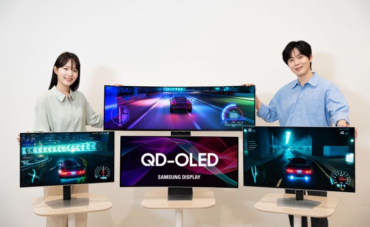 ▲ 삼성디스플레이의 27형, 31.5형, 34형, 49형 QD-OLED를 탑재한 최신 모니터ⓒ삼성디스플레이