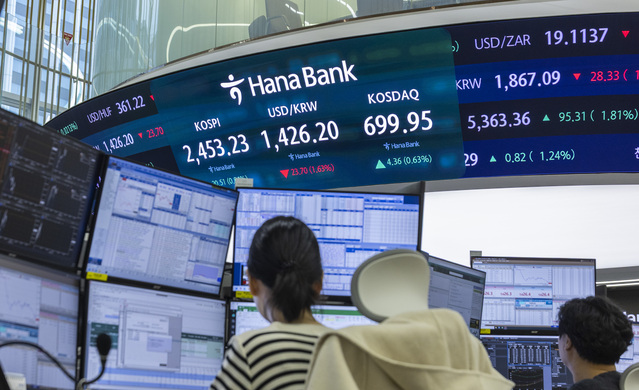 ▲ 14일 오전 서울 중구 하나은행 본점 딜링룸의 전광판에 이날 거래를 시작한 코스피와 코스닥 지수, 원/달러 환율 거래가가 표시돼 있다. ⓒ연합뉴스