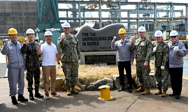 ▲ (왼쪽부터 네 번째)닐 코프로스키 주한미해군사령관, (다섯 번째)유상철 HJ중공업 대표가 지난 10일 HJ중공업 영도조선소에서 기념촬영을 하고 있다. ⓒHJ중공업