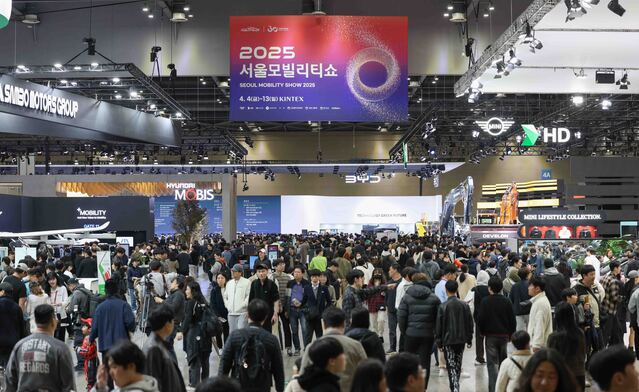 ▲ 2025서울모빌리티쇼 관람객들로 인산인해를 이루고 있는 전시장 전경. ⓒ서울모빌리티쇼조직위원회