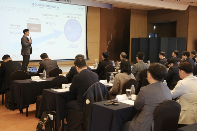 ▲ 지난 11일 'H CORE 설루션 파트너 킥오프 2025' 참석자들이 H CORE SOLUTION 브랜드에 대한 설명을 듣고 있다. ⓒ현대제철
