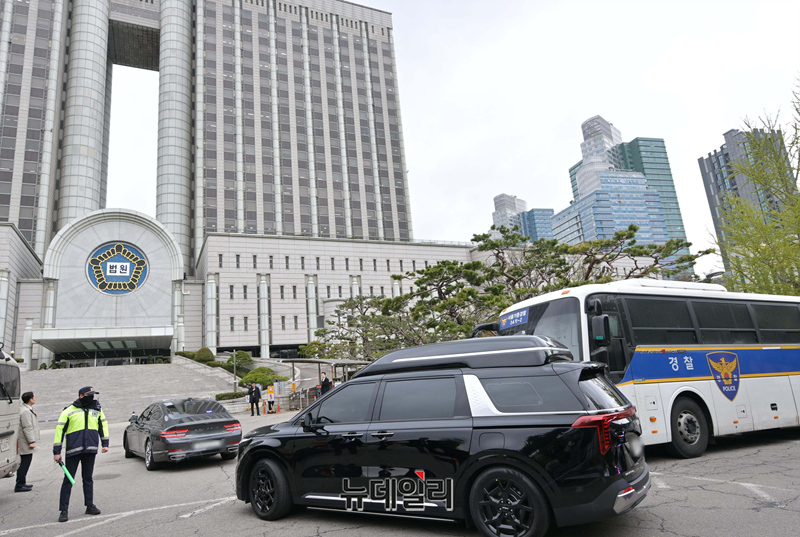 ▲ 윤석열 전 대통령의 내란 혐의 첫 형사 재판이 열리는 14일 오전 서울 서초구 서울중앙지방법원으로 윤 전 대통령이 탑승한 차량이 들어가고 있다. (사진=공동취재단)