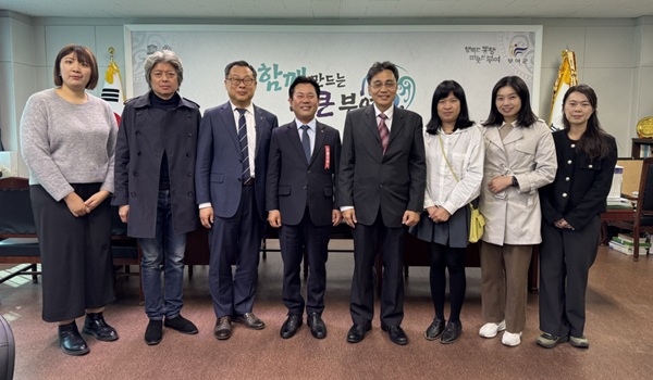 ▲ 대만 가오슝시 방문단이 박정현 군수와의 면담을 통해 굿뜨래페이의 정책 수립 배경, 시스템 구조, 운영 성과 등에 대해 질의하며 깊은 관심을 보였다.ⓒ부여군