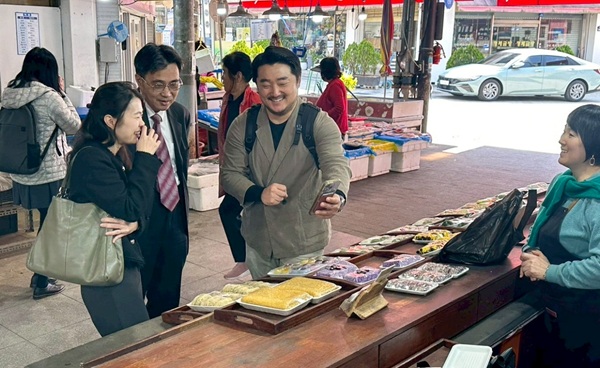 ▲ 가오슝시 방문단이 부여중앙시장에서 실제로 굿뜨래페이를 체험하며 운영 현황을 직접 살폈다.ⓒ부여군