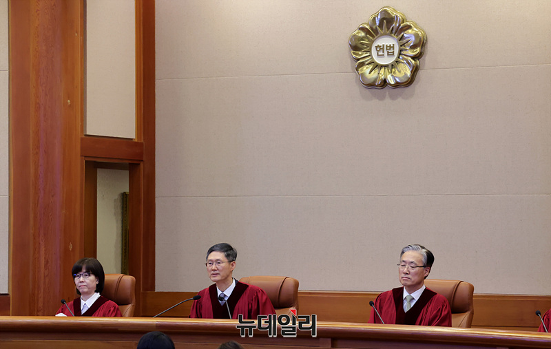 ▲ 문형배 헌법재판소장 직무대행을 비롯한 재판관들이 4일 오전 서울 종로구 헌법재판소 대심판정에 자리하고 있다.(사진=공동취재단)