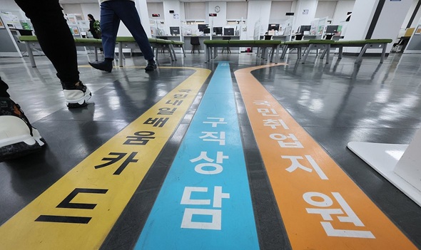 ▲ 통계청에서 발표한 '2월 고용동향'에 따르면 15~29세 비경제 활동 인구 중 '쉬었음' 응답자가 사상 처음으로 50만 명을 넘어섰다.ⓒ연합뉴스