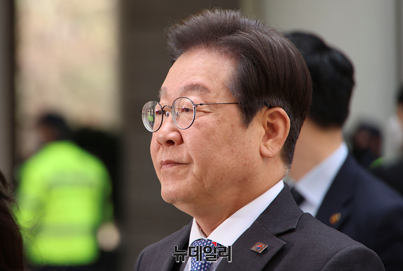 ▲ 이재명 더불어민주당 대표가 8일 오전 서울 서초구 서울중앙지법에서 열린 '대장동 배임·성남FC 뇌물' 1심 속행 공판에 출석하고 있다. ⓒ서성진 기자