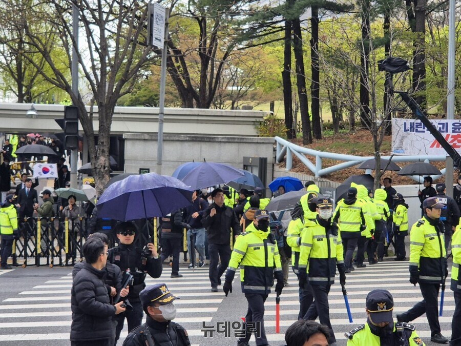 ▲ 14일 서울중앙지법에서 열리는 윤석열 전 대통령 '내란 우두머리' 혐의 첫 공판을 앞두고 경찰이 법원 앞 안전 질서를 통제하고 있다. ⓒ뉴데일리 DB