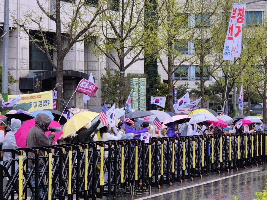 ▲ 14일 서울중앙지법에서 열리는 윤석열 전 대통령 '내란 우두머리' 혐의 첫 공판을 앞두고 시민들이 법원 서관쪽 입구로 향하는 서울 서초구 서초동 법원로에서 윤 전 대통령을 응원하고 있다. ⓒ뉴데일리 DB
