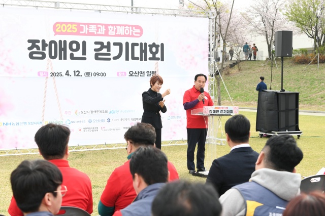 ▲ 2025년 가족과 함께하는 장애인 걷기대회에서 인사말을 하는 이권재 오산시장ⓒ오산시 제공