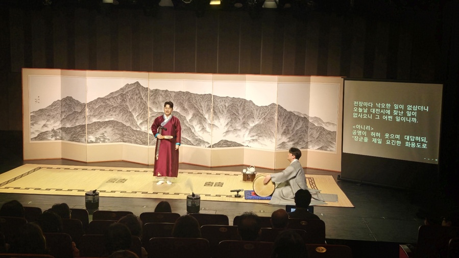 ▲ ‘2025 전주 판소리 완창무대’의 공연자가 공연을 펼치고 있다. ⓒ전주시 제공