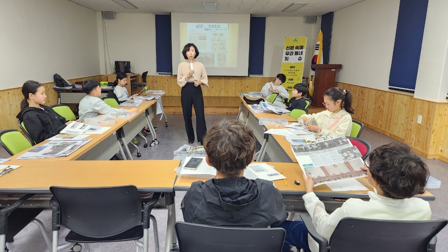 ▲ 지난 12일 서귀포도서관에서 실시된 ‘신문 속에 우리 동네 잇슈’첫 번째 강의에서 곽재정 강사가 학생들에게 신문활용교육(NIE)을 실시하고 있다. ⓒ제주특별자치도교육청 제공