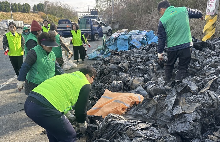 ▲ 농협중앙회 공주시지부가 14일 반포면 일대에서 영농폐기물 수거 봉사활동을 하고 있다.ⓒ농협 공주시지부