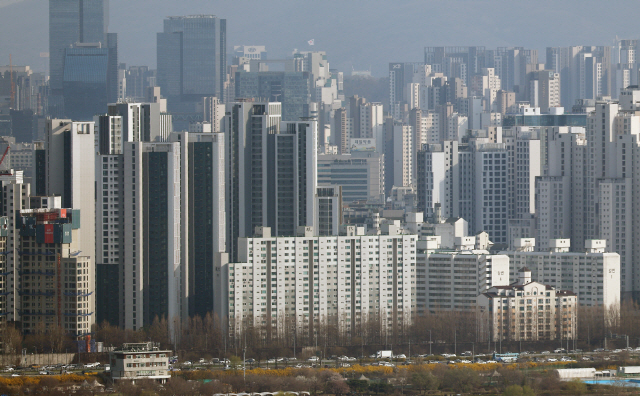 ▲ 서울 한강 인근에서 바라본 서초구와 강남구 일대 아파트ⓒ연합뉴스