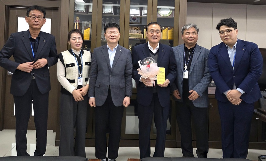 ▲ 박철선(왼쪽 네 번째) 조합장이 월간 베스트 사무소상 수상 후 장준성(세 번째) 총국장 등 관계자들과 기념사진을 찍고 있다.ⓒ충북농협