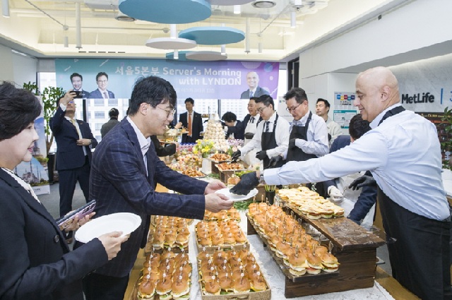 ▲ 린든 올리버 메트라이프 아시아 총괄 사장(오른쪽)이 전속설계사들에게 아침식사를 대접하고 있다.ⓒ메트라이프생명