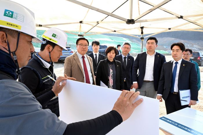 ▲ 세종시의회 산업건설위원회가 최근 공공시설복합단지 조성 현장을 방문해 추진 상황 등을 점검하고 있다.ⓒ세종시의회