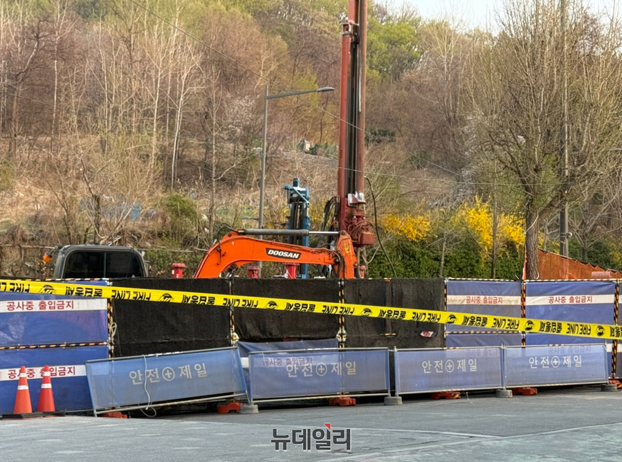 ▲ 지난달 24일 서울 강동구 명일동 대명초교 인근 사거리에서 대형 싱크홀 사고가 발생한 이후인 10일 오후 도로 통행을 위한 복구 작업이 진행되고 있다. ⓒ정혜영 기자