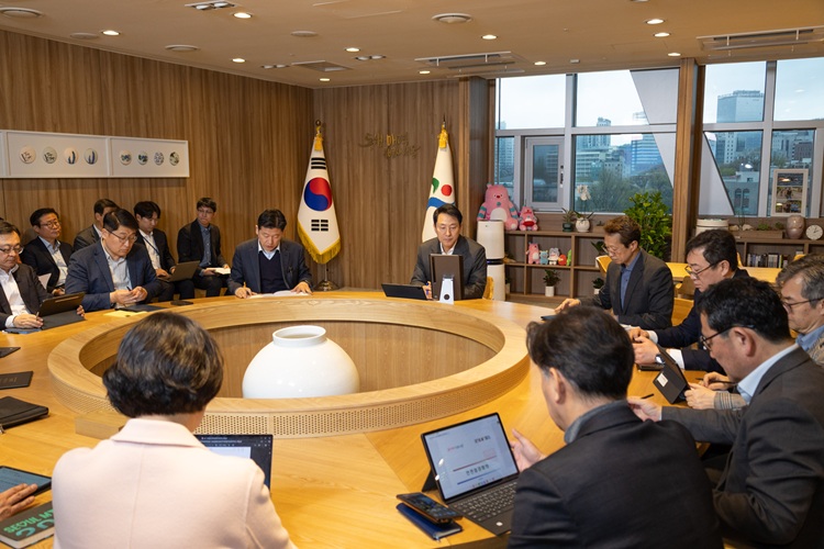 ▲ 오세훈 서울시장이 14일(월)'안전점검 회의'에서 지반침하 안전관리 대책 등 주요 시민안전 대책을 점검하고 있다. ⓒ서울시