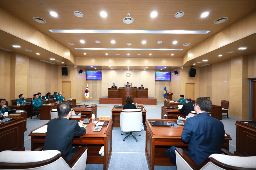 ▲ 청송군의회(의장 심상휴)는 지난 11일 제279회 임시회를 열고 최근 발생한 산불 피해 복구를 위한 제1회 추가경정예산안 등을 원포인트로 심의·의결했다.ⓒ청송군의회
