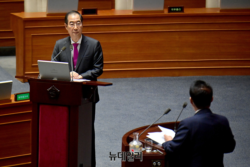 ▲ 김대중 대통령 시절 박지원 의원은 비서실장, 한덕수 대행은 경제수석으로 함께 근무했다. 지난해 국회 본회의 대정부질문에서 박지원이 한 총리에게 