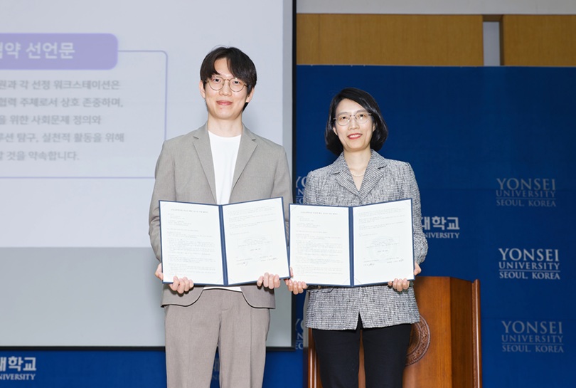 ▲ 이재근 학생 대표(왼쪽)와 김현정 고등교육혁신원 창의교육센터장이 협약 체결 후 기념사진을 찍고 있다.ⓒ연세대