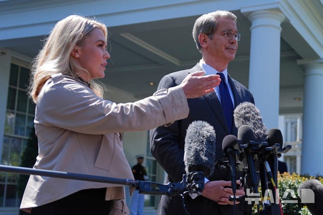 ▲ 스콧 베센트 미국 재무장관(우)이 캐롤라인 레빗 백악관 대변인이 백악관 경내에서 취재진 질문을 받는 모습. 250409 AP/뉴시스. ⓒ뉴시스