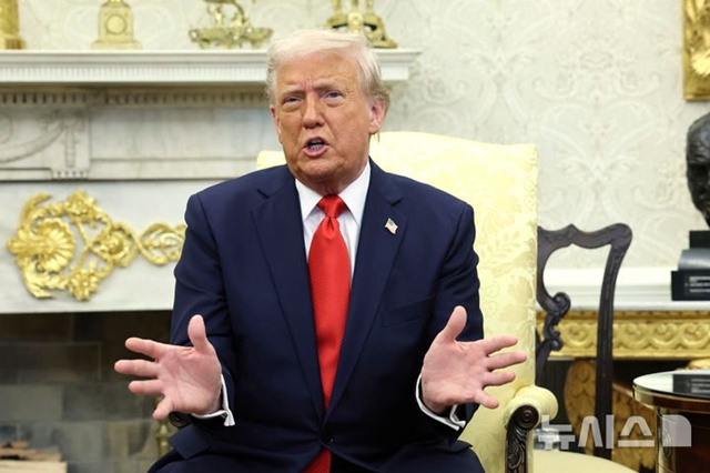 ▲ 도널드 트럼프 미국 대통령이 백악관에서 나입 부켈레 엘살바도르 대통령과 회담하기에 앞서 기자들의 질문에 답하고 있다. 250414 AP/뉴시스. ⓒ뉴시스