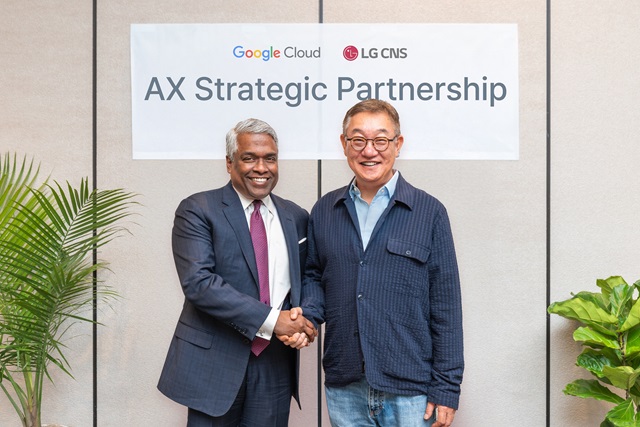 ▲ LG CNS CEO 현신균 사장(오른쪽)과 구글 클라우드 CEO 토마스 쿠리안이 아시아태평양지역 및 미주지역에서의 클라우드 기반 AX사업 다각화에 대해 논의 후 기념사진을 촬영하고 있는 모습.ⓒLG CNS