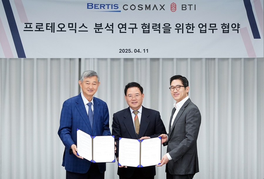 ▲ 지난 11일 경기도 성남시 코스맥스 사옥에서 열린 업무 협약식에서 (왼쪽부터)
이경수 코스맥스그룹 회장, 노동영 베르티스 공동 대표, 한승만 베르티스 공동 대표가 기념촬영을 하고 있다.ⓒ코스맥스