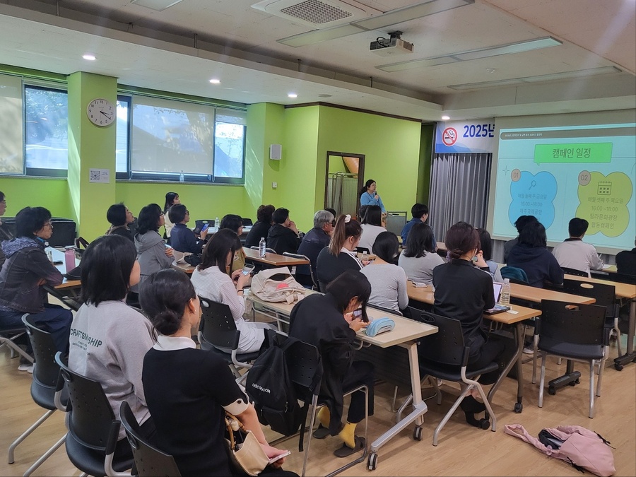 ▲ 제주보건소가 실시한‘금연지킴이 및 금연·절주 서포터즈 발대식’에 참여한 참석자들이 강의에 임하고 있다. ⓒ제주시 제공